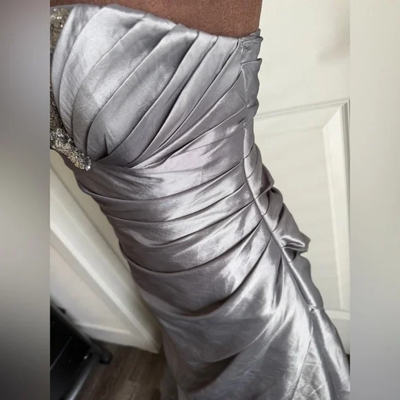 Elegant Silver Evening Gown Size 5 Juniors - Picture 5 of 5